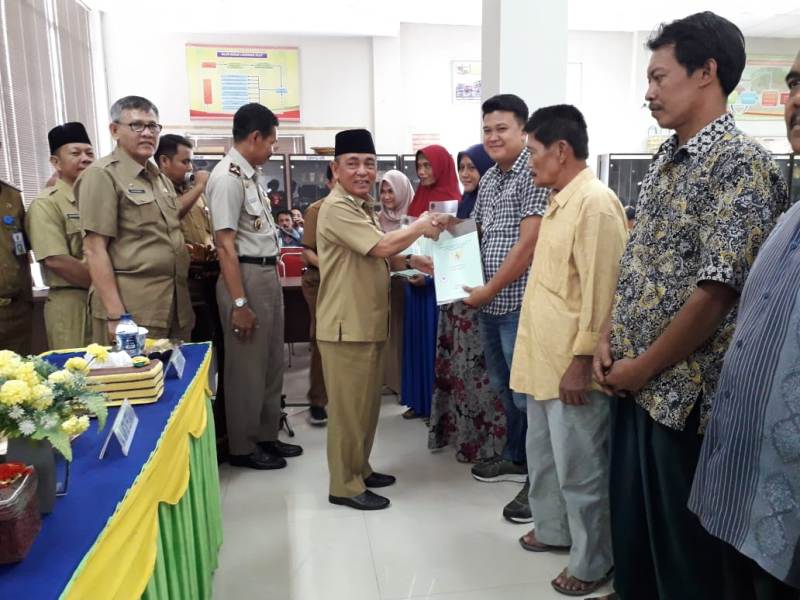 Serahkan Sertifikat Gratis Dari BPN Pada 200 Pelaku UMKM di Pelalawan, Ini Kata Bupati Pelalawan