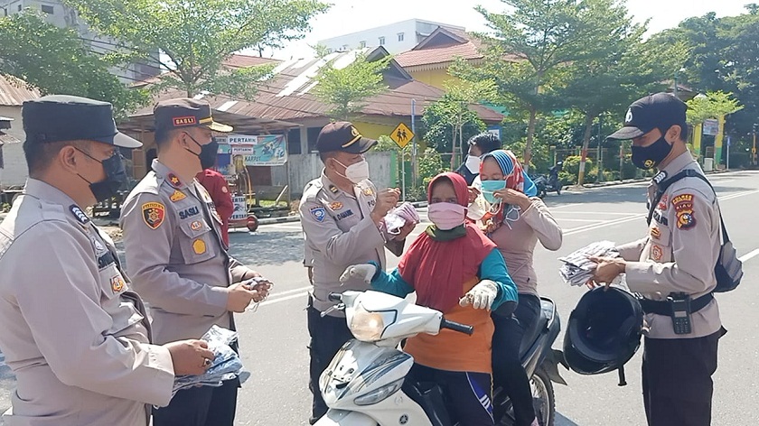 Antisipasi Penyebaran Covid 19, Polisi Bagikan Masker