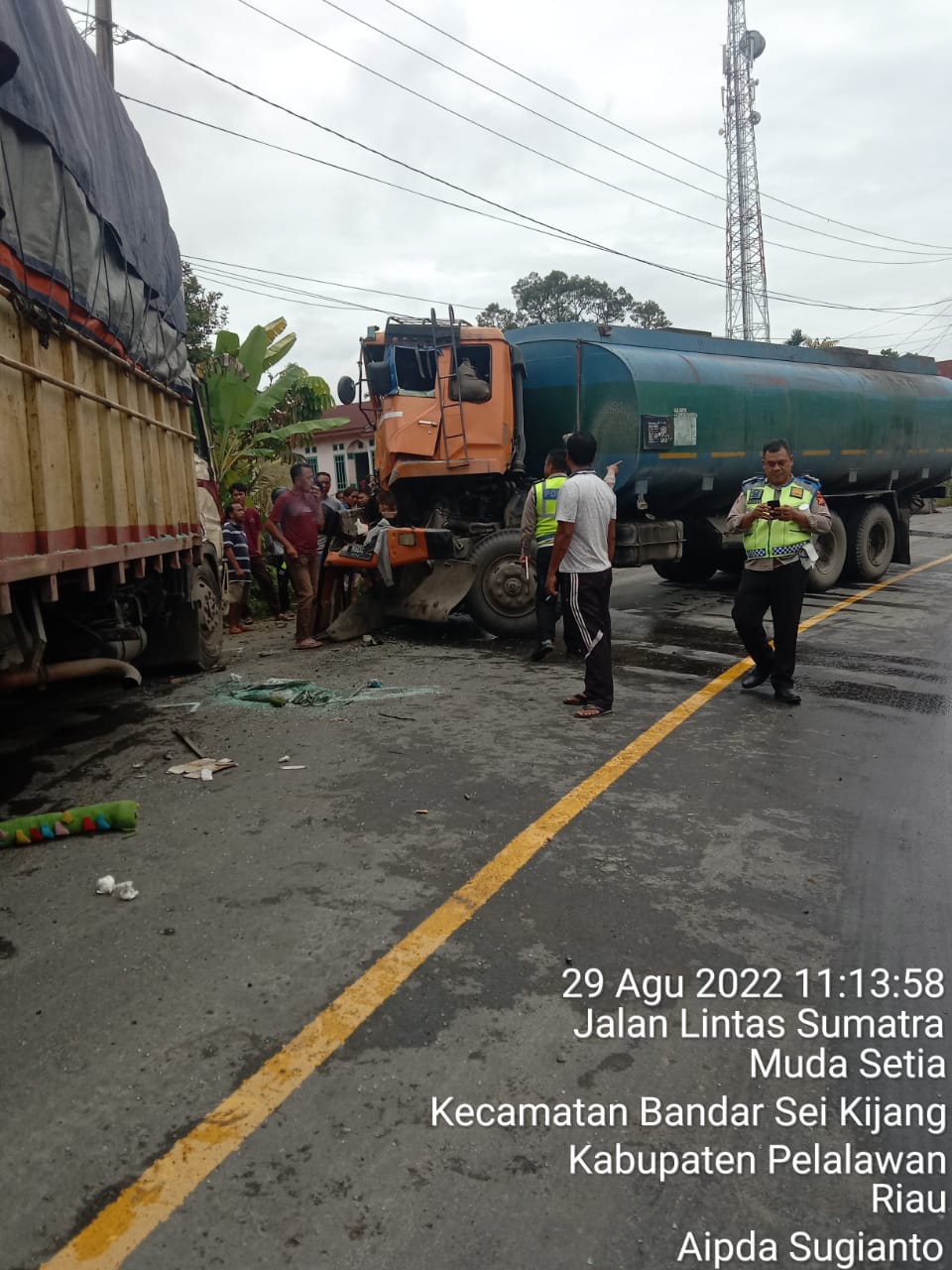 Truk Tronton dan Truk Tangki Laga Kambing, Supir Dilarikan ke Puskesmas
