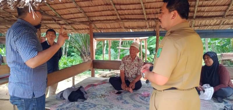 Ade Agus Hartanto dan Khairizal, Tampak Harmonis Berdiskusi Dengan Warga Inhu