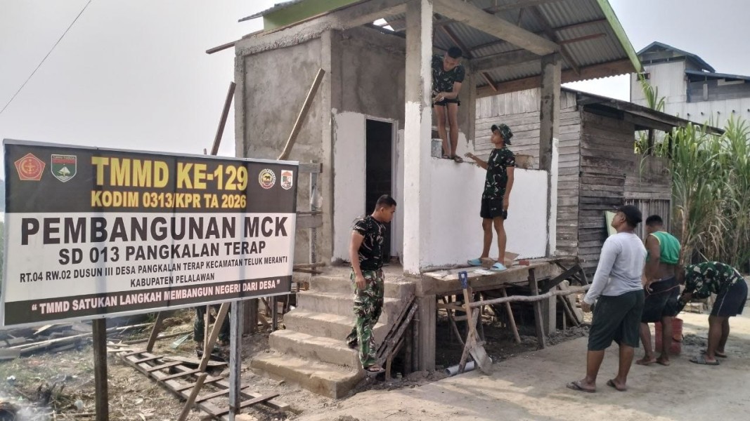 Satgas TMMD Ke-129 Kodim 0313/KPR Hadirkan Fasilitas Sehat Bagi Siswa dan warga Dalam Pembangunan MCK SD 013 Pangkalan Terap Segera Siap Digunakan