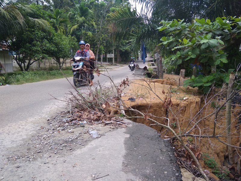 Miris.. Jalan Kesehatan Tualang Dibiarkan Bertahun-tahun Amblas