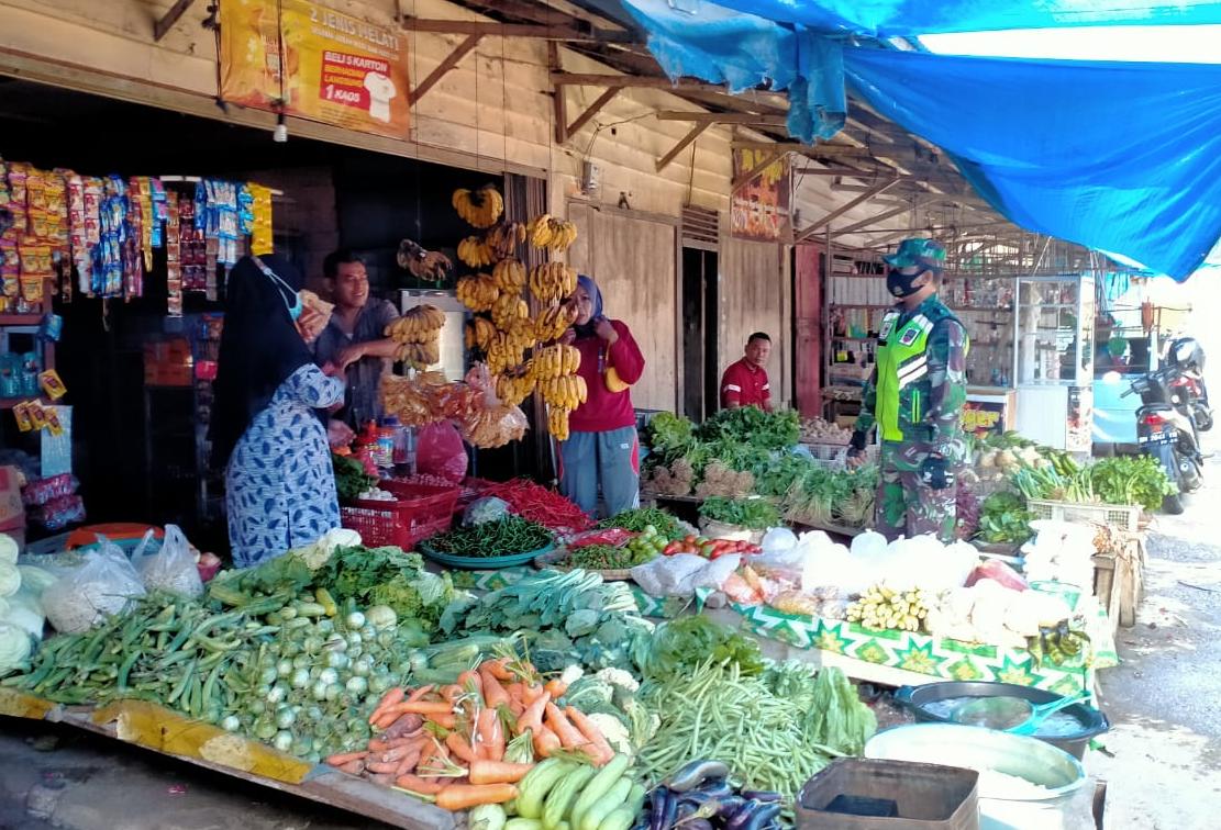 Sisir Sampai ke Dalam Pasar Tasik Seminai, Serka Edy Suprianto Temukan 2 Pelanggar Prokes