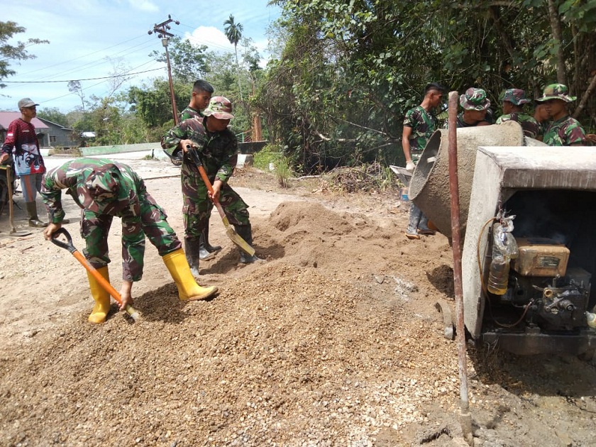 Kejar Target, Satgas TMMD Ke- 115 Kodim 0313/KPR Bersama Warga Terus Geber Semenisasi Jalan