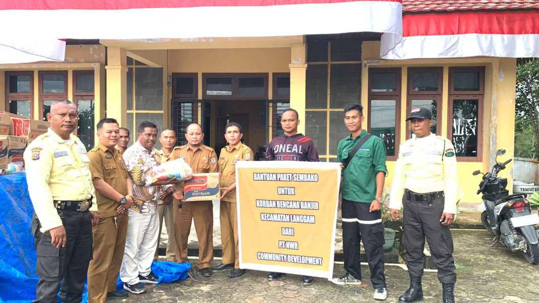 Korban Banjir di Langgam Terima Bantuan Paket Sembako