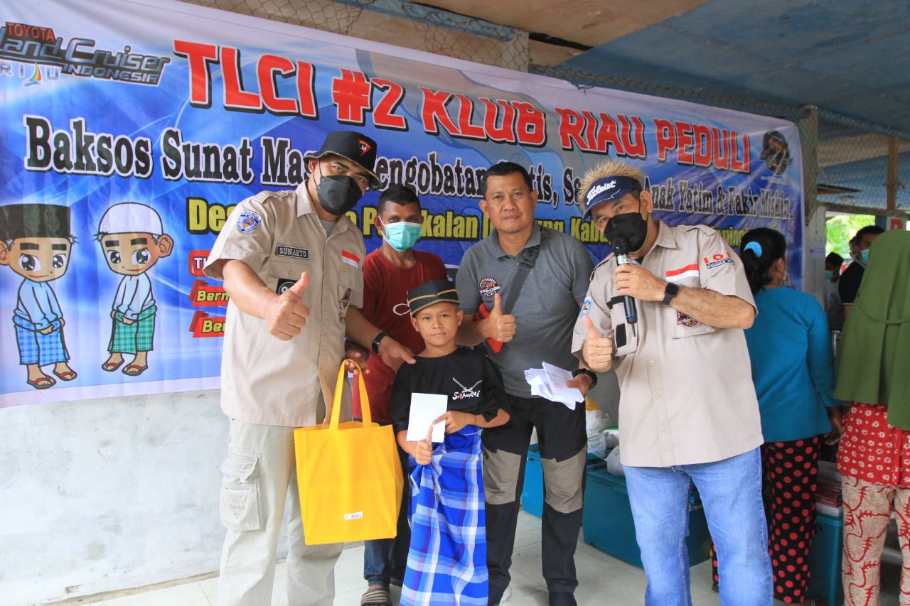 Warga Antusias Ikuti Sunat Massal dan Pengobatan Gratis Yang Ditaja TLCI Riau
