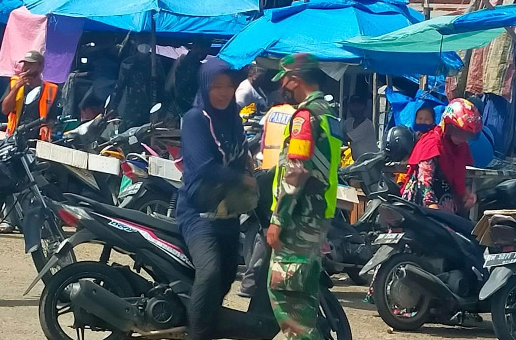 Kopda L Sigalingging Dampingi 3 Warga Buat Surat Pernyataan Karena Tidak Gunakan Masker