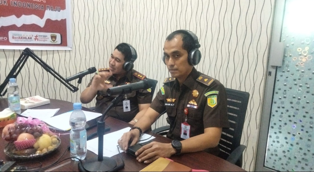 Peringati Hakordia 2024, Kajari Pelalawan Dialog Interaktif di Radio Suara Bono
