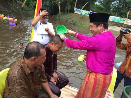 Jelang Ramadhan, Pemerintah Kecamatan Bunut Gelar Mandi Balimau Basamo