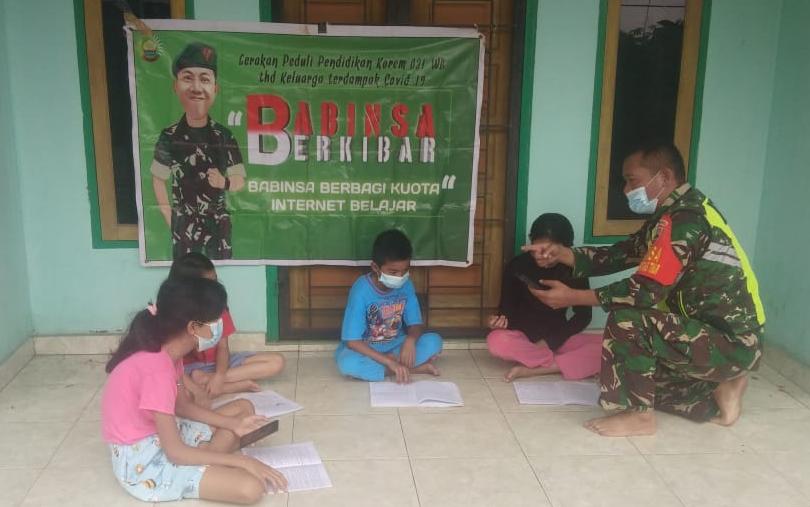 Peduli Pendidikan, Sertu Alexander Sigalingging Bimbing Siswa PST Belajar Daring
