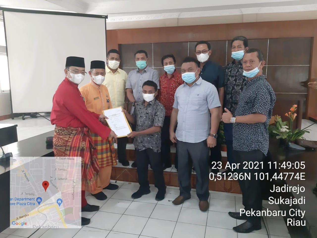 Didampingi Komisi III DPRD Inhu, Kades Koto Medan Laporkan PT MAS ke DLHK Riau
