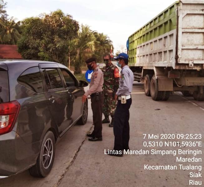 Cek Keluar Masuk Kendaraan, Babinsa Maredan Barat Ingatkan Pengendara Untuk Tidak Mudik
