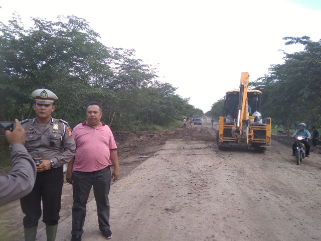 Jalan Maredan Perawang-Siak Hancur, Dinas PU Provinsi Turunkan Sertu