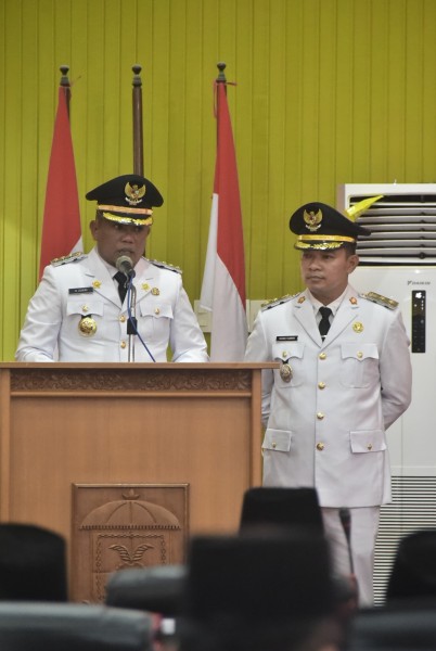 Didampingi Wakil Bupati Husni Tamrin, Bupati Pelalawan Zukri Sampaikan Pidato Pasca Pelantikan di DPRD Pelalawan