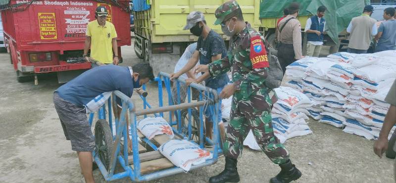 Koramil Jongkong Tuntaskan Pengawalan Bantuan Beras di Wilayah Pengkadan