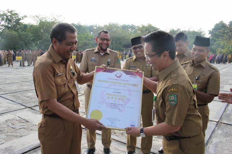 Sekda Serahkan Penghargaan Predikat Paripurna KARS Kepada RSUD