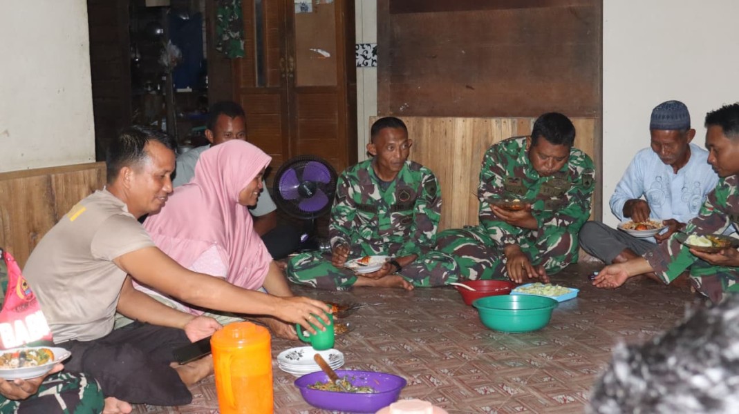 Hangatnya Kebersamaan: Satgas TMMD Ke-129 Kodim 0313/KPR Gelar Makan Bersama di Rumah Orang Tua Asuh