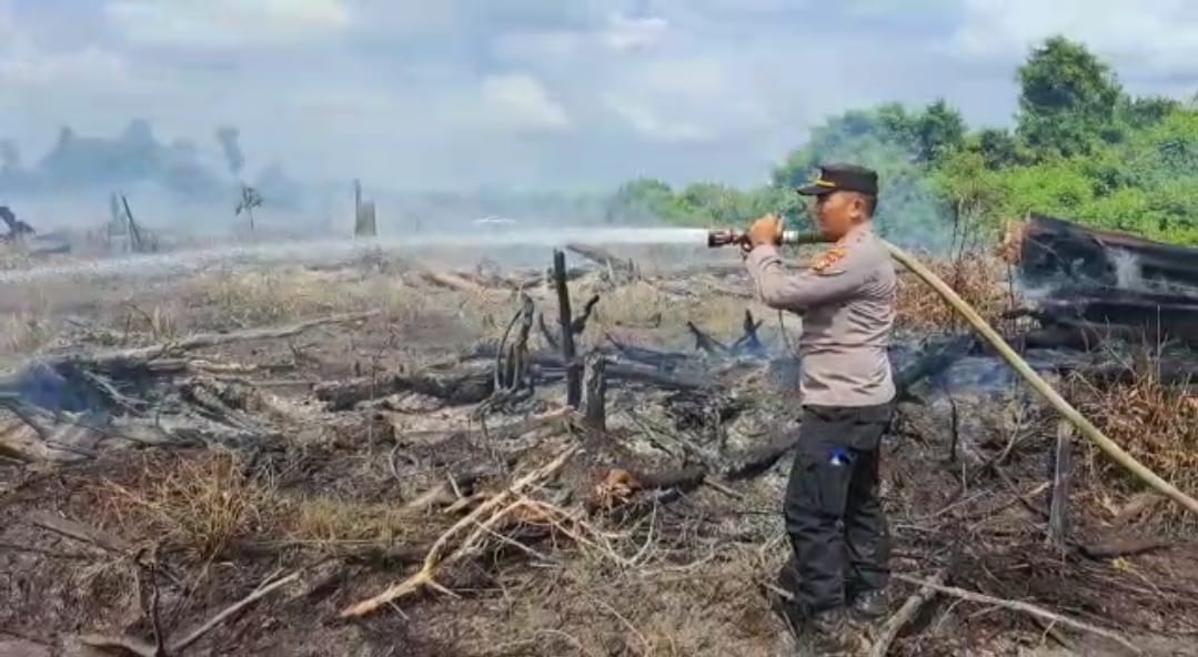 2 Hektar Lahan Muara Bungkal Terbakar,  Kapolsek Lakukan Lidik