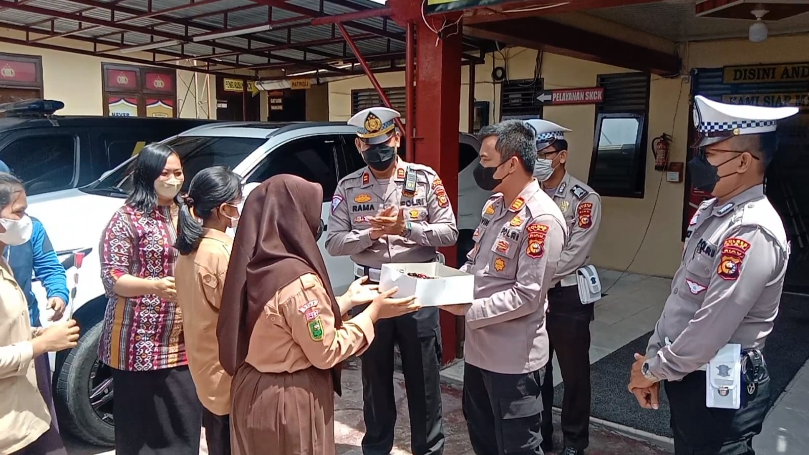 HUT Polantas ke 67, Polsek Tualang Dapat Kejutan Dari SMK 1 Tualang