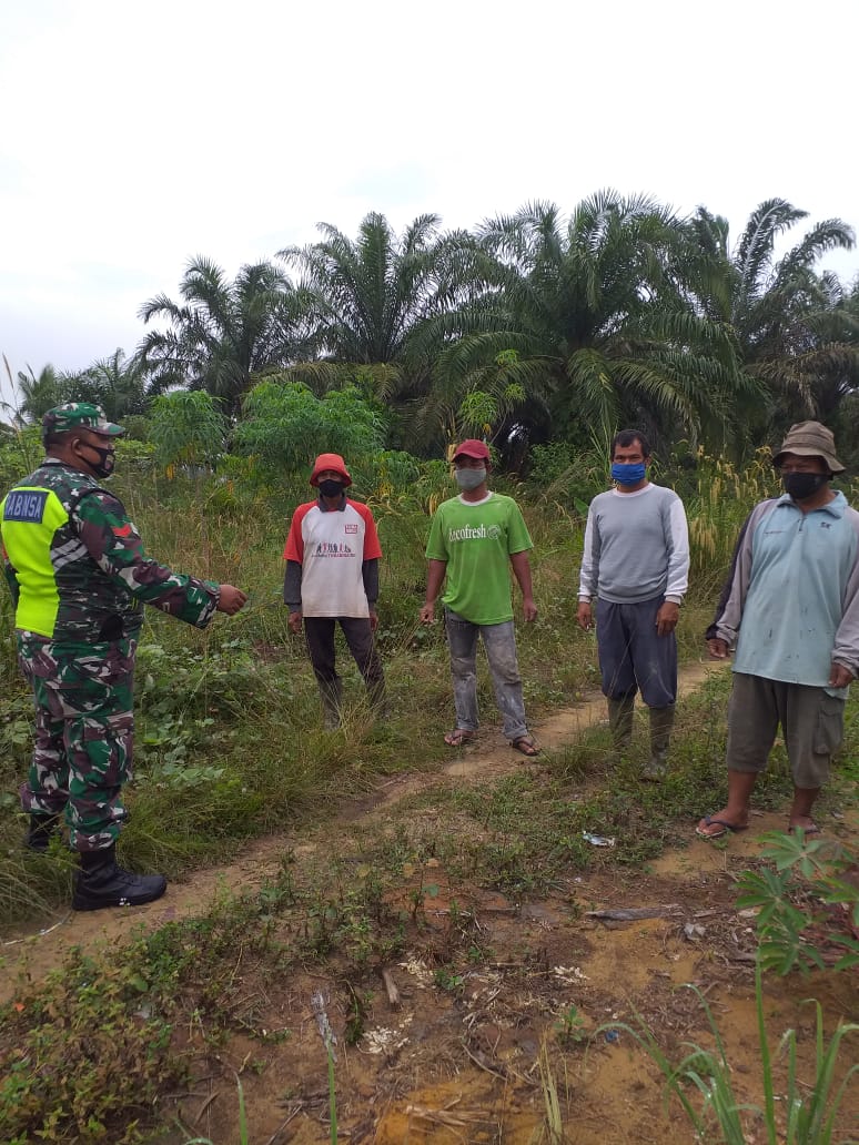 Koptu Kamtono Manullang Ajak Masyarakat Pinang Sebatang Untuk Tidak Bakar Lahan