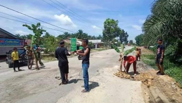 Keluhkan Jalan Rusak Karena Truck Odol, Warga Bungaraya Tanam Batang Pisang