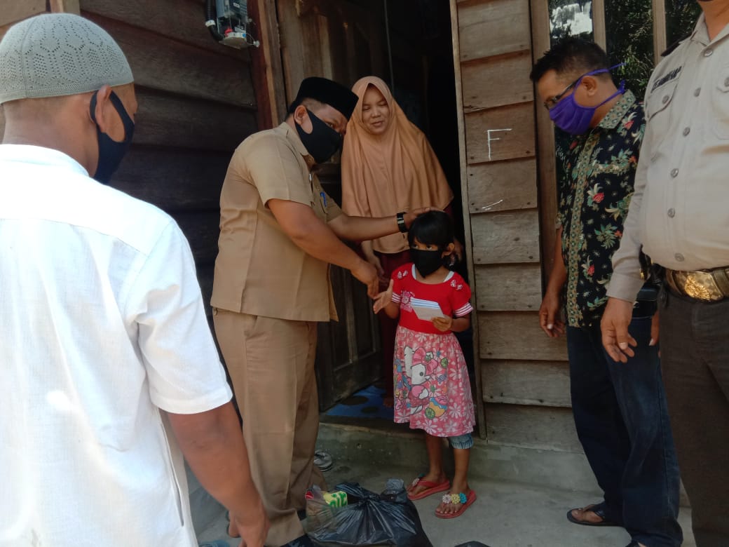 Irwansyah Minta Anak Yatim Turut Berdoa Agar Wabah Covid-19 Ini Berakhir