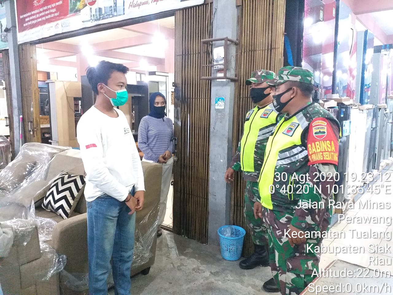 Belanja di Toko KM 5, Wajib Pakai Masker