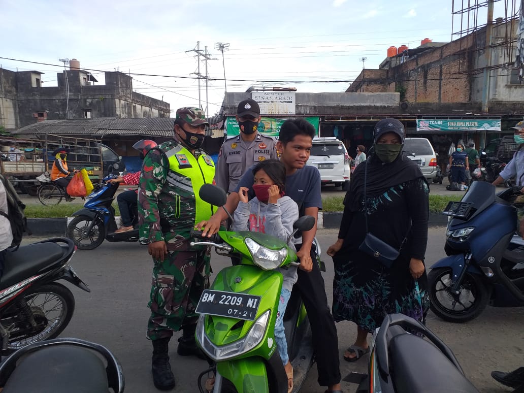 Pelanggar Prokes Dihukum Kutip Sampah, Serda Venus Luberto: Dilakukan Agar Mereka Jera