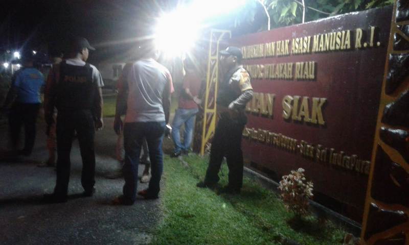 Akibat Kericuhan di Rutan Siak, Kasat Narkoba Polres Siak Tertembak