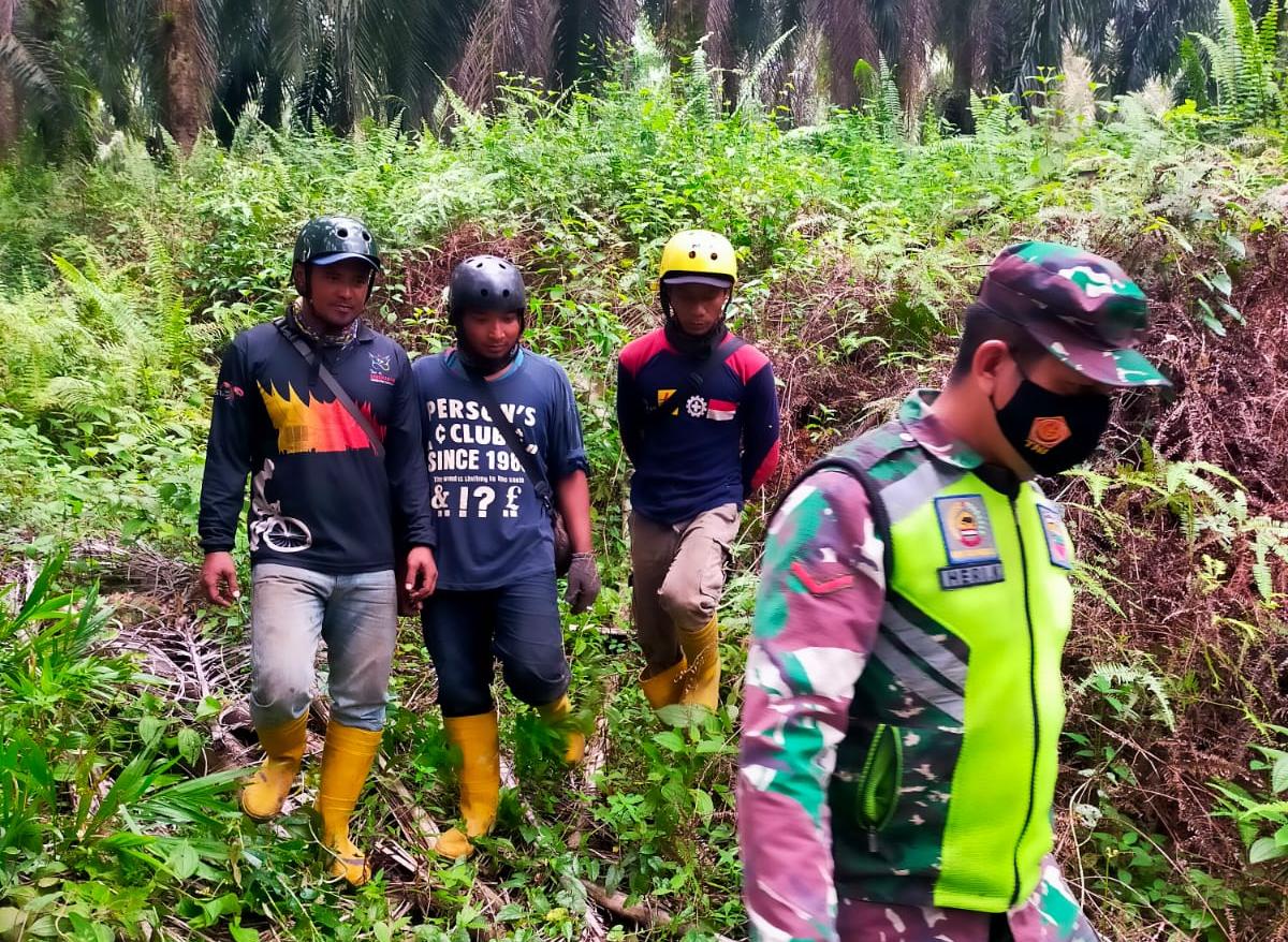 Bersama Masyarakat, Kopda Heri Kiswanto Sisir Hutan dan Lahan di Tuti