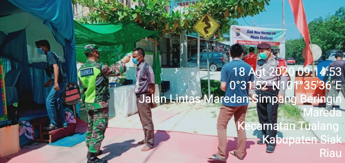 Cegah Covid-19, Serda Uuk Sudarijanto Periksa Pengendara Yang Keluar Masuk Siak