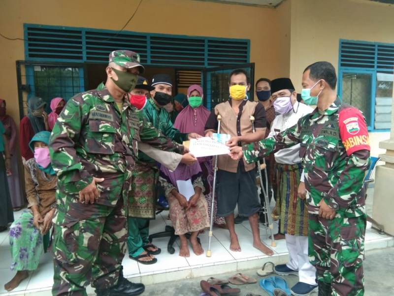 Camat Bandar Petalangan Serahkan BLT Kepada Warga di Dua Desa