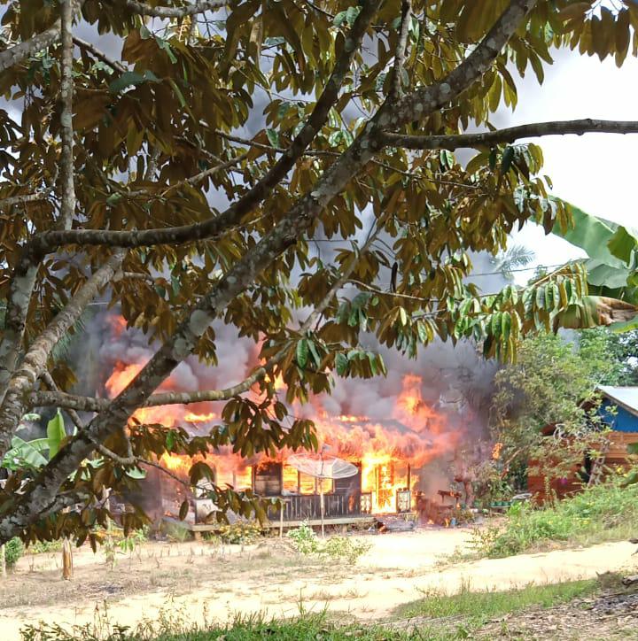 Ditingal Kerja, Satu Unit Rumah Warga Desa Pematang Jaya Inhu Terbakar
