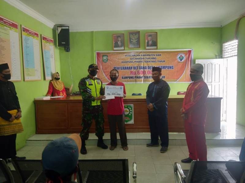 Sertu Alexander Sigalingging Serahkan BLT-DK Untuk 145 KK dari Dana Kampung PST