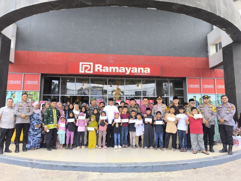 Bersama Wabup Husni Tamrin, Bupati Zukri Ajak 500 Anak Yatim Belanja Baju Baru