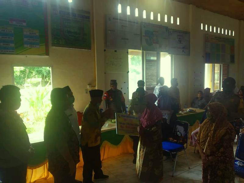 Bupati Harris Serahkan BLT-DD Tahap III di Desa Simpang Beringin 