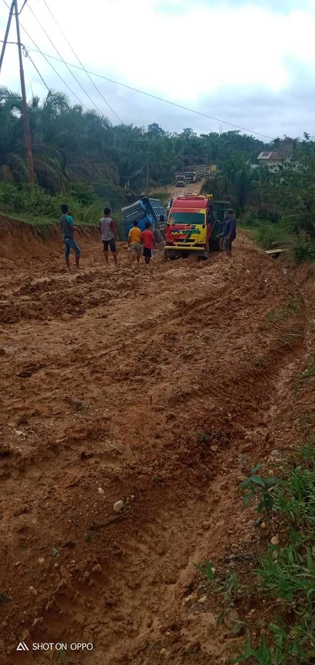 Diguyur Hujan Berhari-hari, Masyarakat Batang Cenaku Inhu Menjerit Jalan Berlumpur