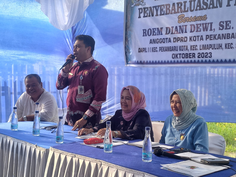 Anggota DPRD Pekanbaru Roem Diani Dewi Sosialisasikan Perda Bantuan Hukum Bagi Masyarakat Tidak Mampu di Jalan Semangka