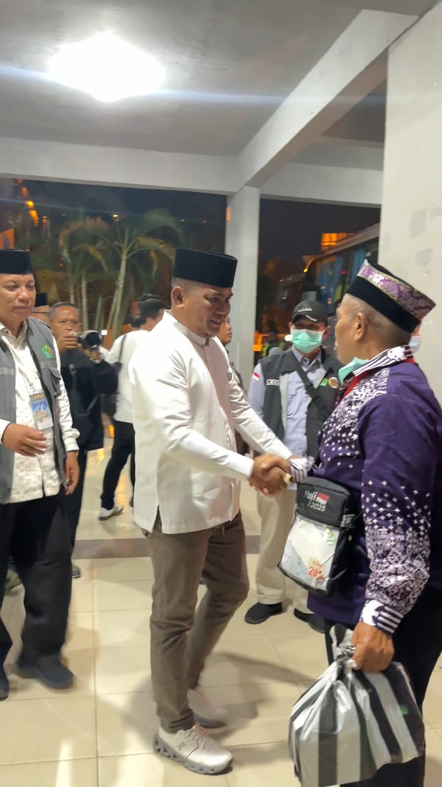 Bupati Zukri Sambut Kedatangan Jama'ah Haji Pelalawan di Batam