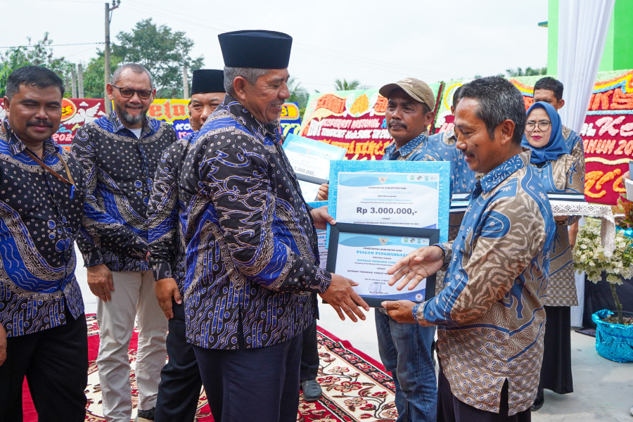 HUT Koperasi Nasional ke-77, Bupati Alfedri Beri Penghargaan Kepada 6 Koprasi Berprestasi