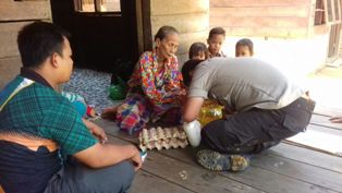 Bhabinkamtibmas Jumrah Beri Bantuan Janda Kurang Mampu