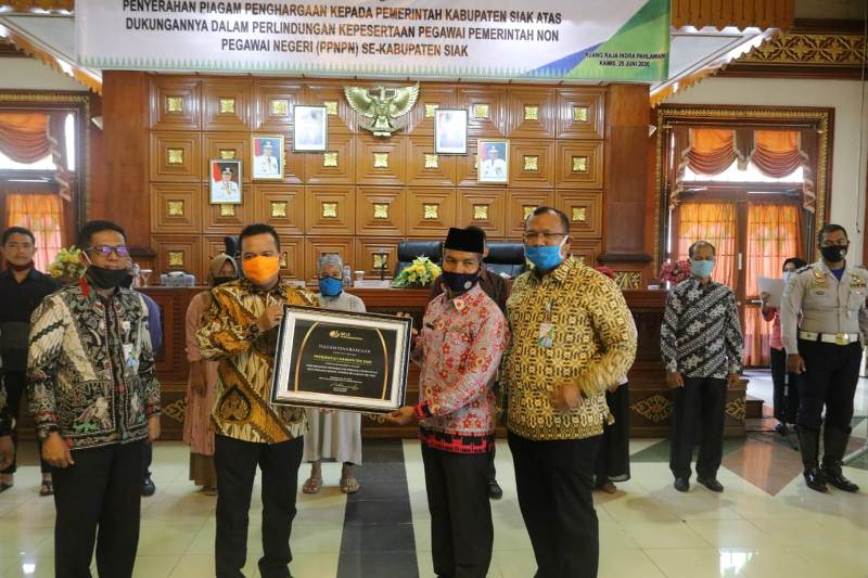 Pemkab Siak Terima Penghargaan Dari BPJS Ketenagakerjaan
