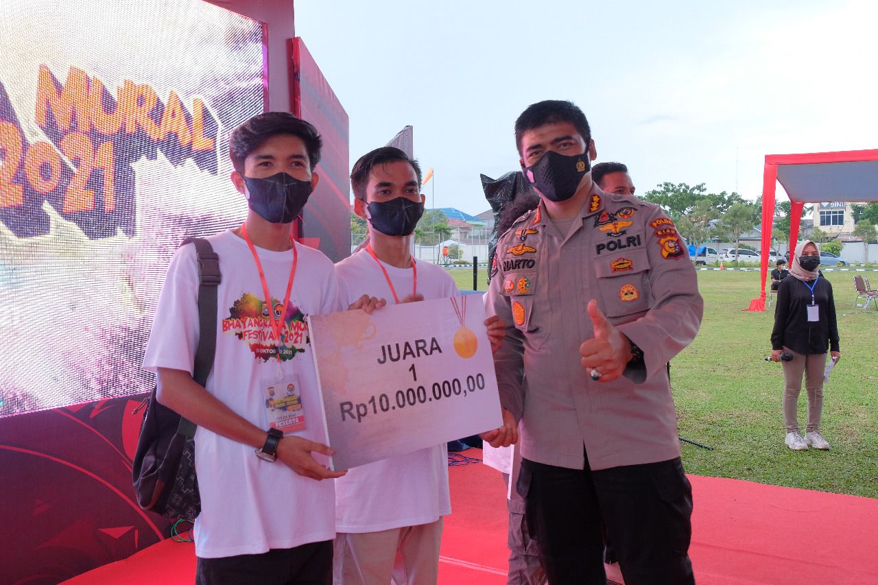 Tim Inhu Sabet Juara I Bhayangkara Mural Festival Yang di Gelar Polda Riau