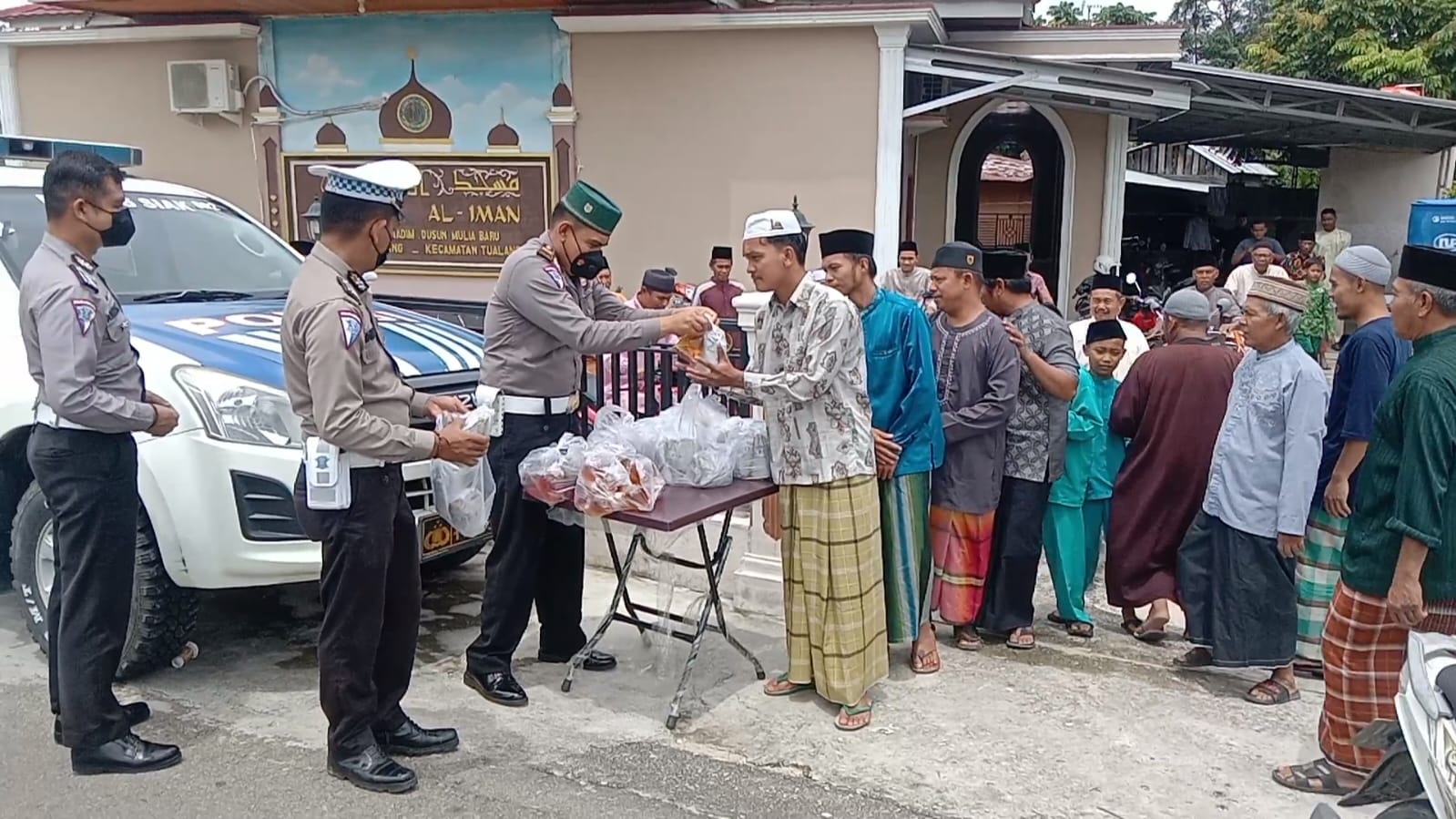 Usai Sholat Jumat, Jamaah Masjid Al Iman Dapat Nasi Bungkus Dari Polsek Tualang