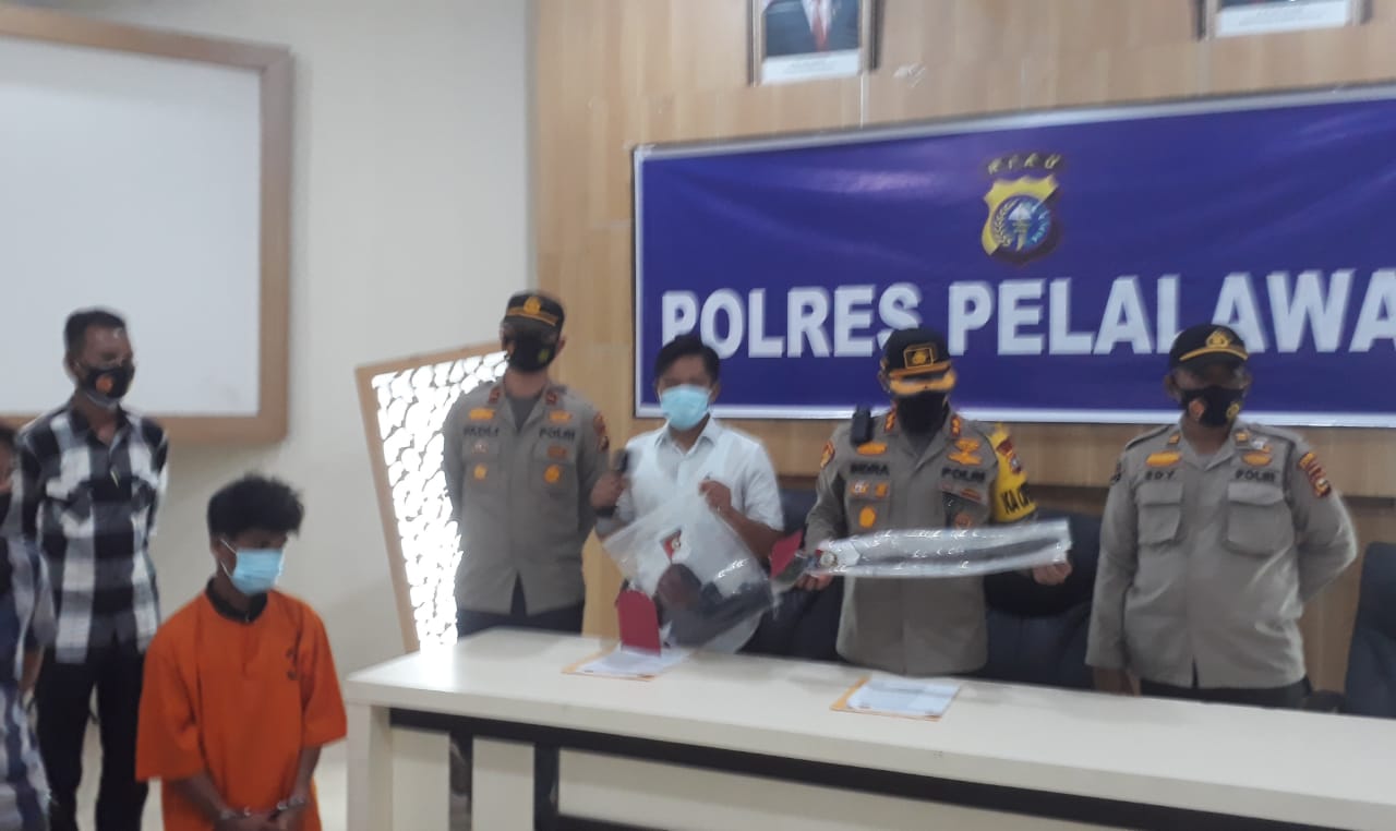 Polres Pelalawan Gelar Konferensi Pers Pengungkapan Kasus Pembunuhan Dengan Tersangka PH