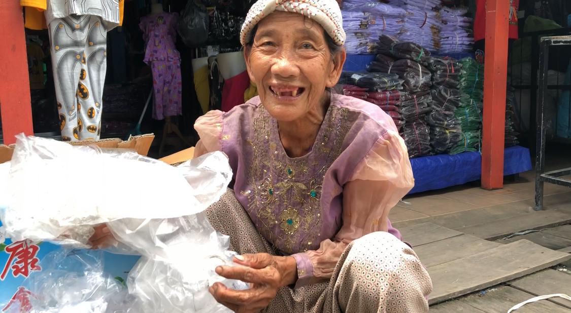 Kais Sampah Mejadi Rupiah, Segini Penghasilan Nenek Misnah Perhari
