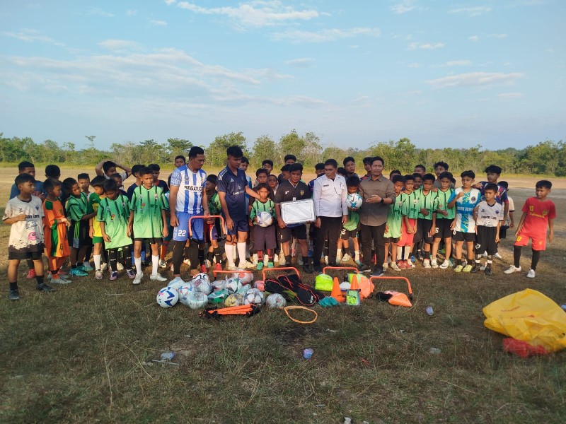 EMP Bentu Limited Fasilitasi Peralatan Latihan untuk Sekolah Sepak Bola Langgam