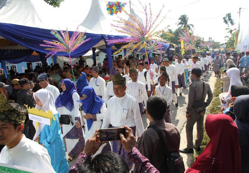 Berlangsung Semarak, Bupati Alfedri Lepas Pawai Ta'aruf MTQ di Sungai Apit