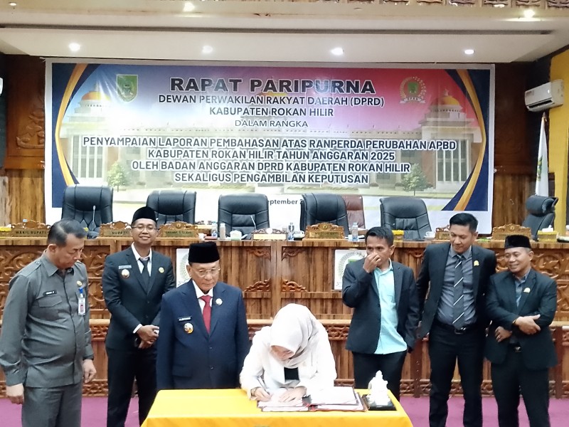 Laporan Akhir Banggar DPRD Rohil APBD P-2025 , Bupati dan DPRD  Teken Draf Keputusan APBD P