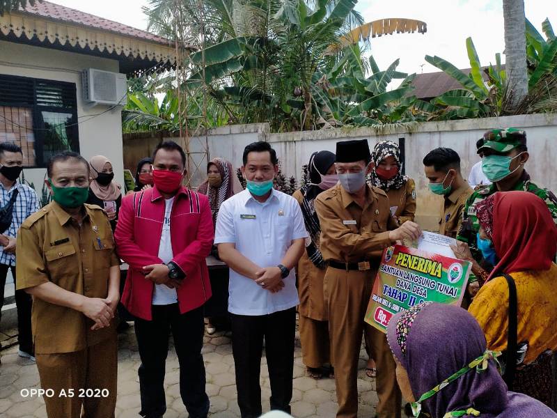 Bagikan BLT Dana Desa Tahap II di Desa Kemang, Zardewan: Tetap Jalankan Protokol Kesehatan